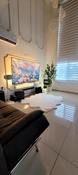 Charming Home with Parking AC & 1King & 3Queen Beds Netflix